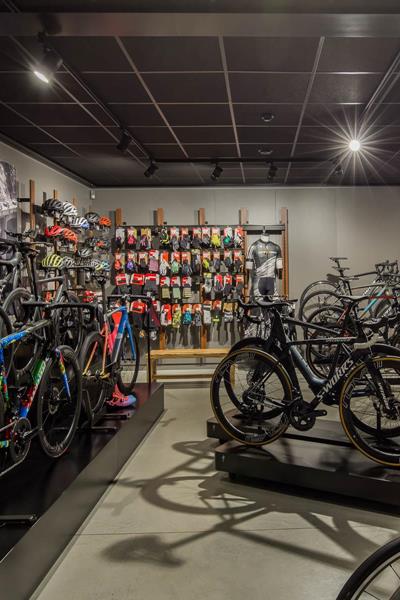 Dans notre vaste showroom, vous trouverez tout ce dont un cycliste passionné peut rêver: